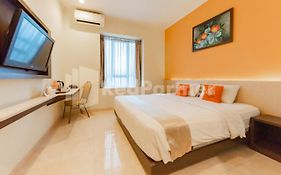 Alqueby Hotel Near Kiara Artha Park & Trans Studio Mall Mitra Reddoorz